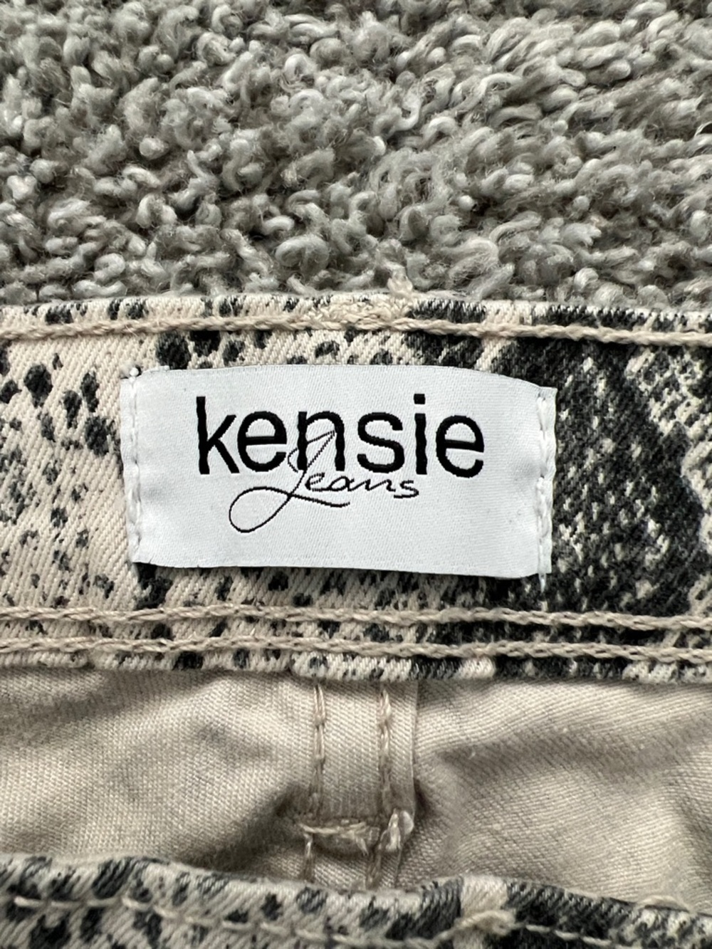 Kensie Jeans Women’s Black and Cream Snakeskin-Print Stretch Jeans - Size 10/30 - Picture 6 of 10